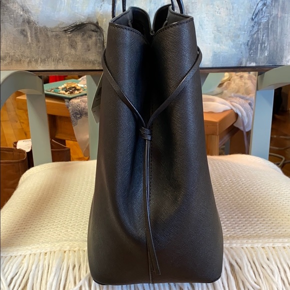 *SOLD*Kate Spade Ari Laurel Way Black Leather Tote - Picture 4 of 12